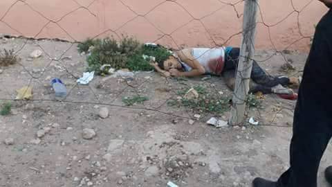 21/10/2016 الصورة من عين المكان عُثر قبل لحظات على جثة شاب في العشرينات من عمره، خلف مقر قيادة آيت عميرة، حيث يرجح أنه لفظ أنفاسه اﻷخيرة بعد تعرضه لطعنة على مستوى البطن، نظرا لآثار الدماء التي بدت على جثته. وقد انتقلت مصالح الدرك الملكي إلى عين المكان، حيث تباشر في هذه اﻷثناء اﻹجراءات المتعينة إزاء الواقعة، في أفق فك لغز الوفاة.