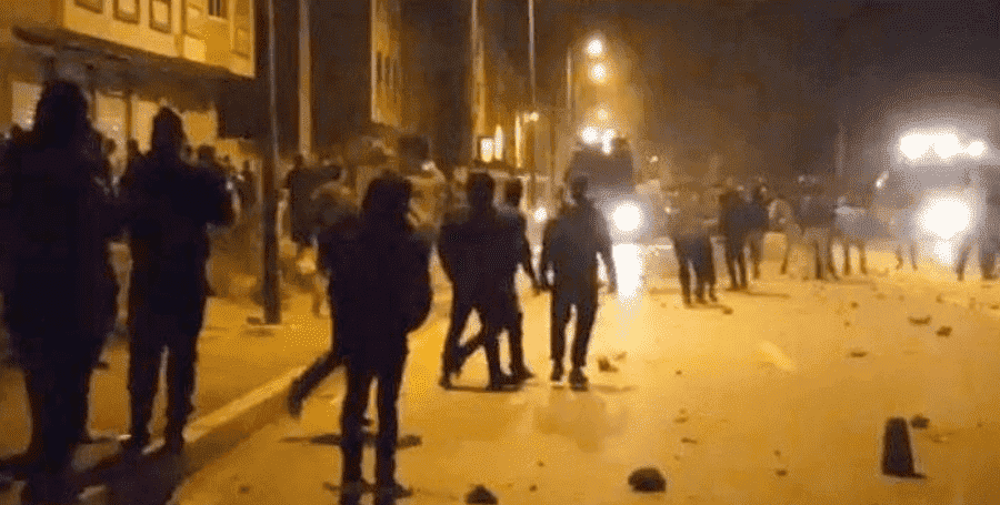 جانب من المواجهات التي اندلعت أمس الأحد بين متظاهرين وعناصر الأمن