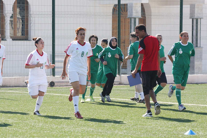 جزائريات يلعبن كرة القدم