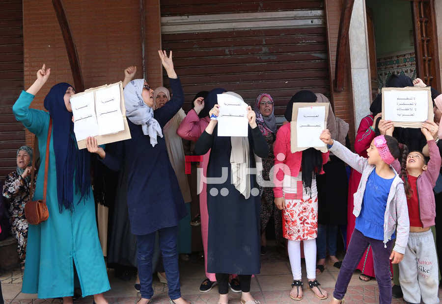 عائلات المعتقلين تتظاهر أمام مقر الكوميسارية بالحسيمة