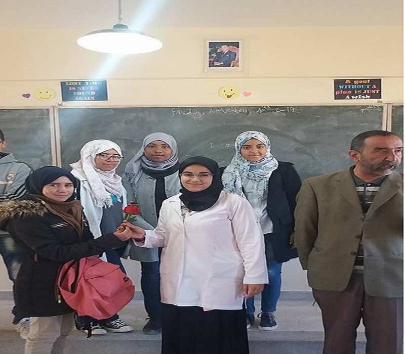 لحظة إستقبال الأستاذة هدى من طرف تلاميذها