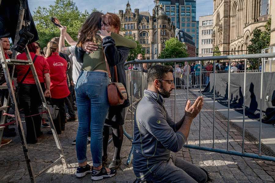 رجل يرفع أكف الضراعة لأرواح ضحايا فاجعة مانشستر صورة: The New York Times