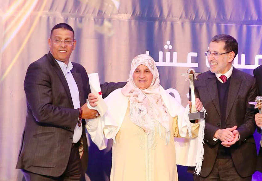 صحافي يكرم والدته ويمنحها جائزة تسلمها