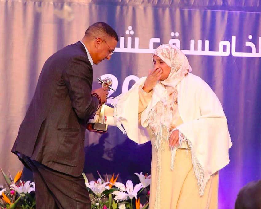 صحافي يكرم والدته