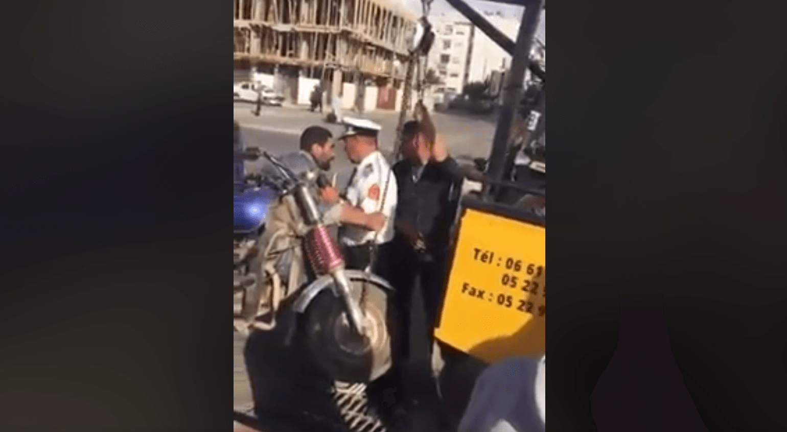 سائق "يبوس" رجل شرطي والأخير يصفعه ويسبه