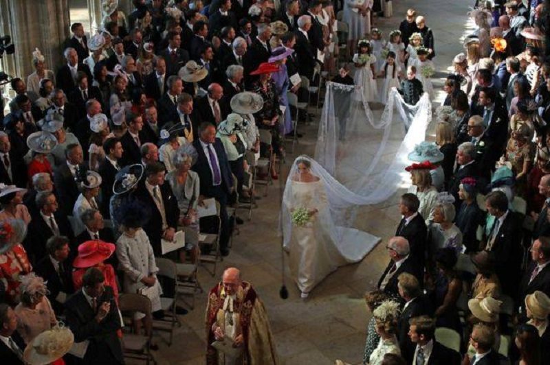 كان لدى ماركل في حفل الزفاف 10 وصيفات وفتيان زفاف من بينهم الأمير جورج والأميرة شارلوت أبنا الأمير ويليام شقيق هاري