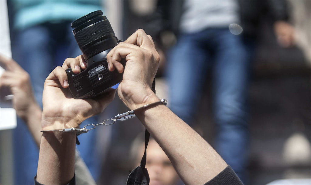 صورة تعبيرية عن انتهاك حرية الصحافة