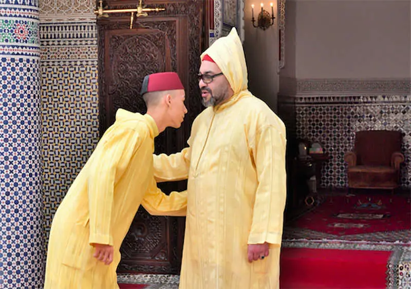 ولي العهد يقبل كتف والده يوم العيد