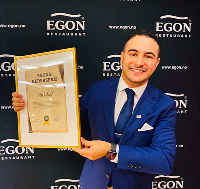 ابتسامة علي سعيد الريفي الذي فاز بجائزة التميز