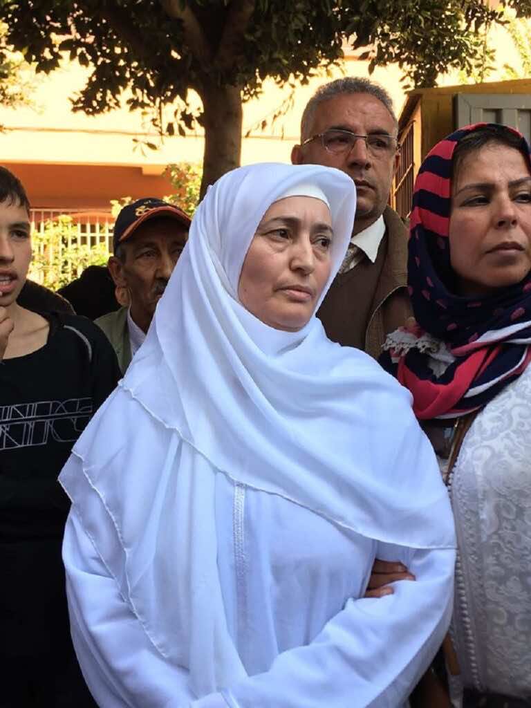 أرملة الصحافي الحجام في جنازته 