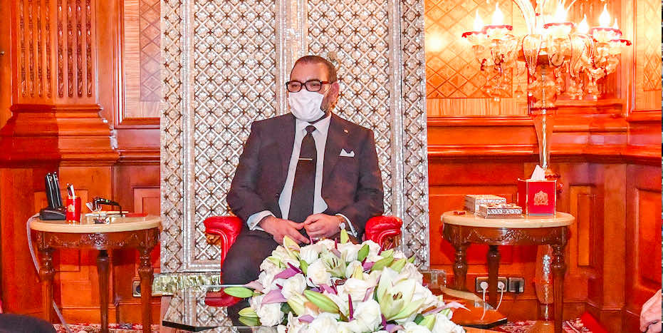 الملك يضع الكمامة الطبية