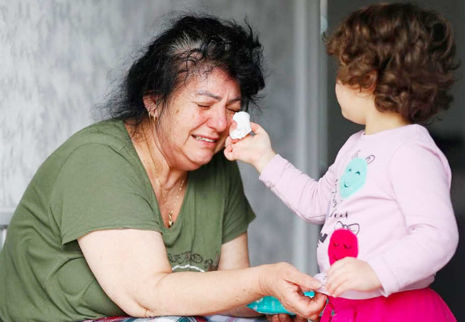 حفيدة تمسح دموع جدتها بعد وفاة أمها