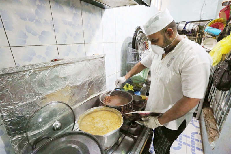 رجال في المطبخ
