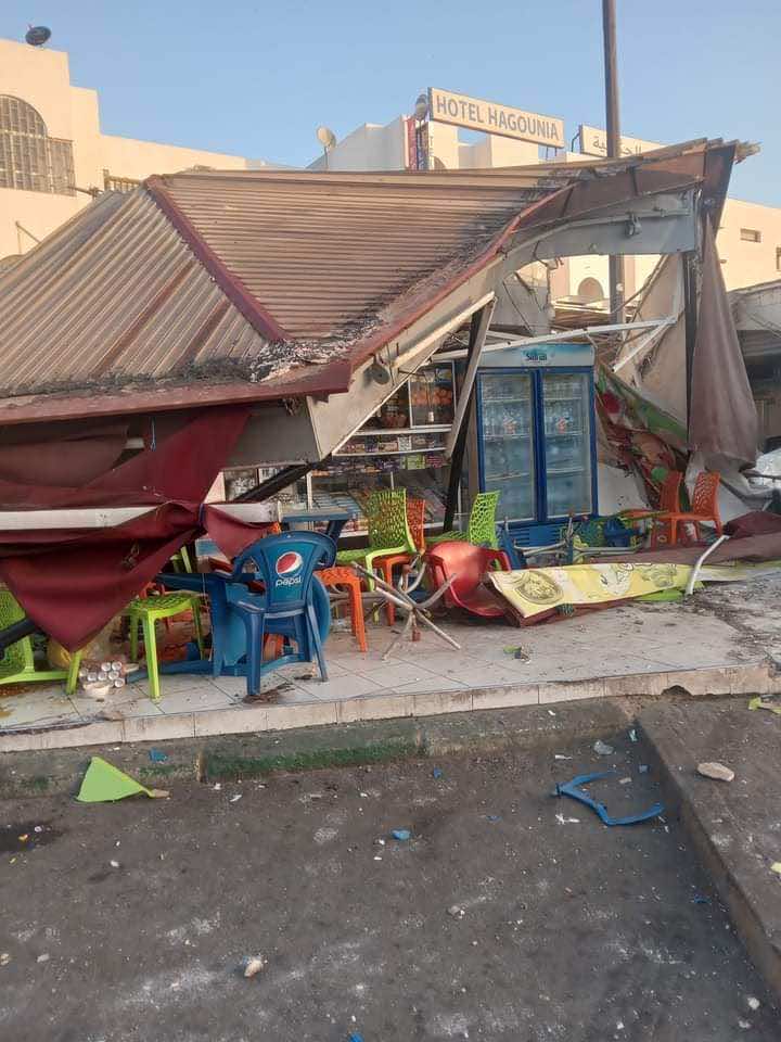 حافلة لنقل المسافرين تصطدم بواجهة مقهيين داخل محطة إنزكان