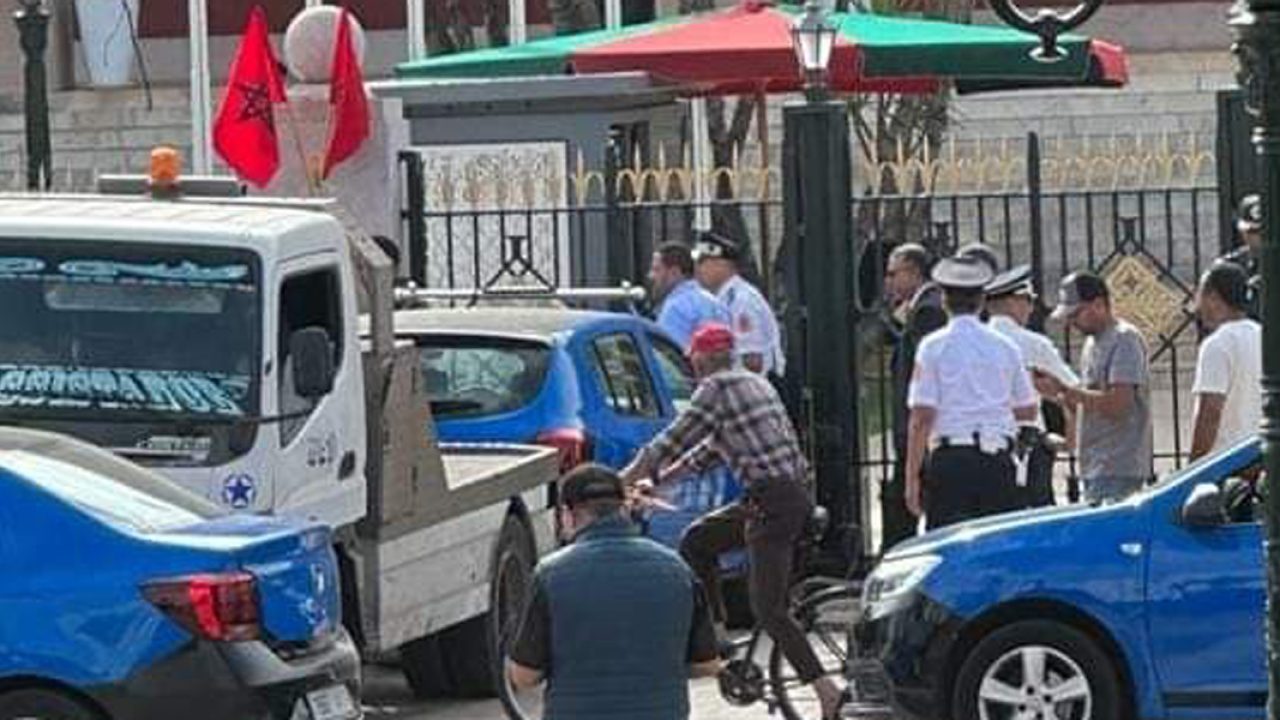 اقتحام سيارة الأجرة لبوابة البرلمان