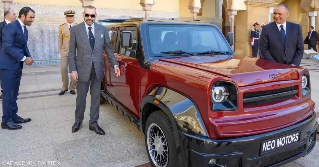 ملك المغرب يتفحص السيارة الكهربائية الجديدة