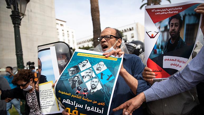 وقفة للمطالبة باطلاق سراح المعتقلين- ارشيف
