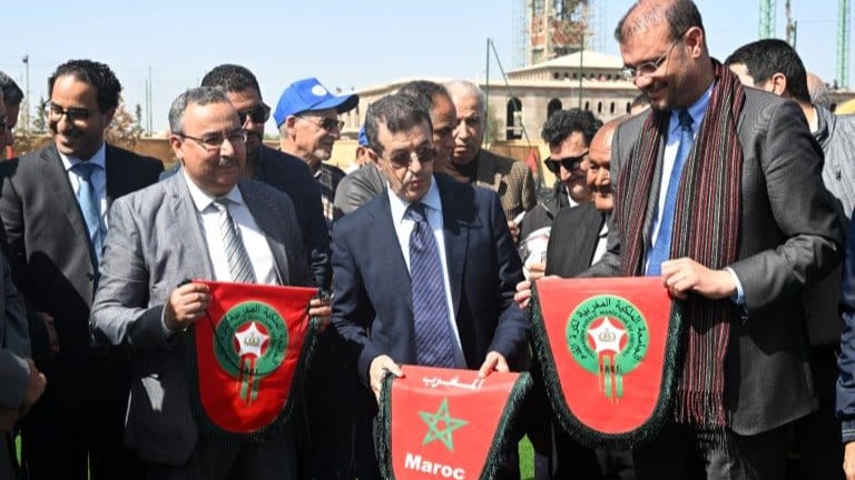 أبرون ينوب عن الجامعة في تسليم ملعب من الجيل الجديد بالفقيه بنصالح