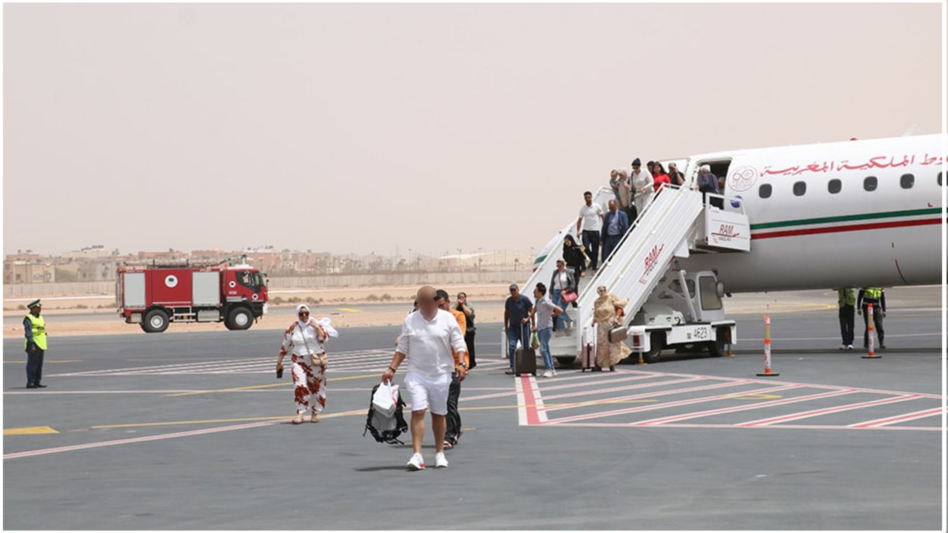 العيون مطار