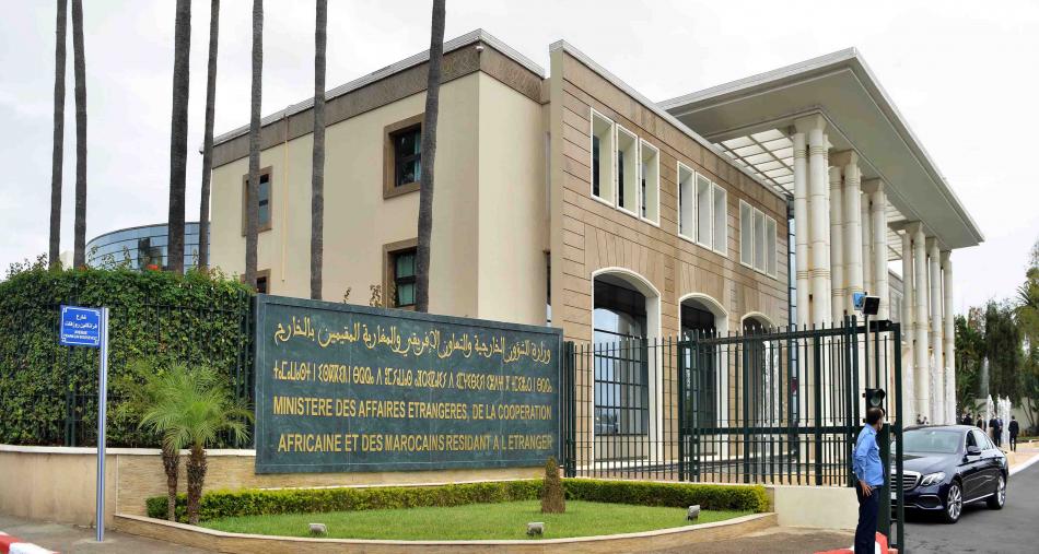 رحبت المملكة المغربية، بالرأي الاستشاري لمحكمة العدل الدولية حول التبعات القانونية المترتبة عن سياسات وممارسات إسرائيل في الأرض الفلسطينية، بما فيها القدس.  وأشار المصدر إلى أن المملكة المغربية، التي يرأس عاهلها محمد السادس، لجنة القدس، تؤكد أهمية هذا الرأي الاستشاري في دعم الحقوق المشروعة الشعب الفلسطيني في إقامة دولته المستقلة وذات السيادة وعاصمتها القدس الشرقية، التي تعيش جنبا إلى جنب مع إسرائيل، في إطار حل الدولتين. وشدد المصدر ذاته أن المملكة المغربية تؤكد رفض جميع الممارسات والإجراءات الهادفة إلى تغيير الوضع القانوني التاريخي القائم في الأرض، والمقوضة للجهود الرامية لاعادة الاستقرار والتهدئة في المنطقة. وعدت محكمة العدل الدولية، أمس لجمعة، أن الاحتلال الإسرائيلي للأراضي الفلسطينية منذ العام 1967 “غير قانوني” ويجب أن ينتهي “في أسرع وقت ممكن”. وأدلت نحو خمسين دولة بشهاداتها في إطار هذه القضية غير المسبوقة. وآراء محكمة العدل الدولية، أعلى هيئة قضائية تابعة للأمم المتحدة ومقرها لاهاي، ليست ملز مة، لكن رأيها سيعزز الضغوط القانونية الدولية المتزايدة على إسرائيل بشأن الحرب في قطاع غزة. القاضي نواف سلام، رئيس محكمة العدل الدولية، قال يوم أمس: “لقد خلصت المحكمة إلى أن الوجود الإسرائيلي المستمر في الأراضي الفلسطينية غير قانوني”، مضيفا أن “دولة إسرائيل ملزمة بإنهاء وجودها غير القانوني في الأراضي الفلسطينية المحتلة في أسرع وقت ممكن”. وأكدت محكمة العدل الدولية أن إسرائيل “ملزمة بالوقف الفوري لكل الأنشطة الاستيطانية الإضافية وإجلاء جميع المستوطنين” من الأراضي المحتلة. مباشرة بعد إصدار رأيها، رحب مكتب الرئيس الفلسطيني، محمود عباس، بالقرار “التاريخي” الذي أصدرته محكمة العدل الدولية الجمعة. وأشارت الرئاسة الفلسطينية إلى أنها “ترحب بقرار محكمة العدل الدولية وتعتبره قرارا تاريخيا وتطالب بإلزام إسرائيل بتنفيذه”، وفق ما نقلته وكالة الأنباء والمعلومات الفلسطينية “وفا”. وأردفت أنها تعتبر “قرار المحكمة انتصارا للعدالة، إذ أكد القرار أن الاحتلال الإسرائيلي غير شرعي”. وأثنت بدورها وزيرة الدولة الفلسطينية للشؤون الخارجية فارسين أغابيكيان شاهين الجمعة بموقف المحكمة معتبرة “أنه يوم كبير لفلسطين”.