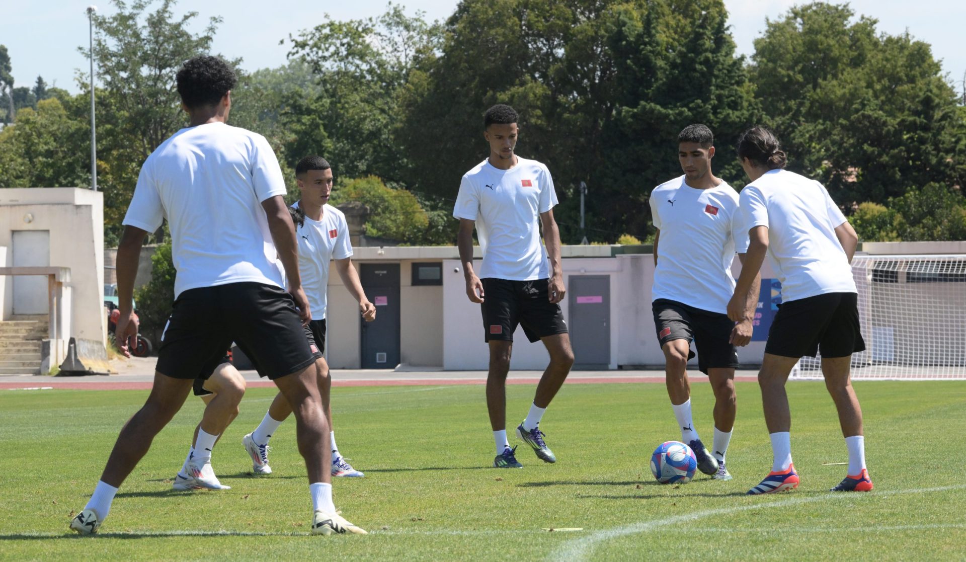 لقجع والركراكي يدعمان المنتخب المغربي قبل لقاء إسبانيا في نصف نهائي الأولمبياد​​​​​​