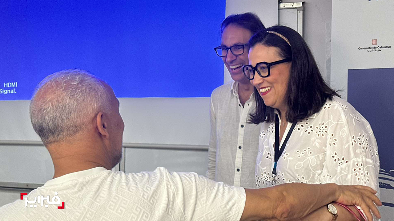 الأستاذ الفاتحي يهنؤ نسرين بلعربي على مداخلتها القيمة