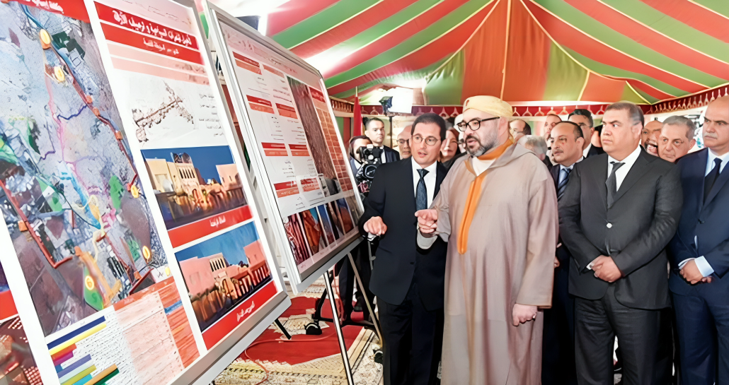 الملك محمد السادس لدى إشرافه على إطلاق مشروع تأهيل 5 مدن عتيقة وتثمينها في مراكش