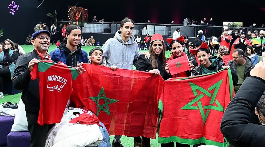 مناطق المشجعين بالدار البيضاء تتحول لفضاءات احتفالية لمساندة أسود الأطلس