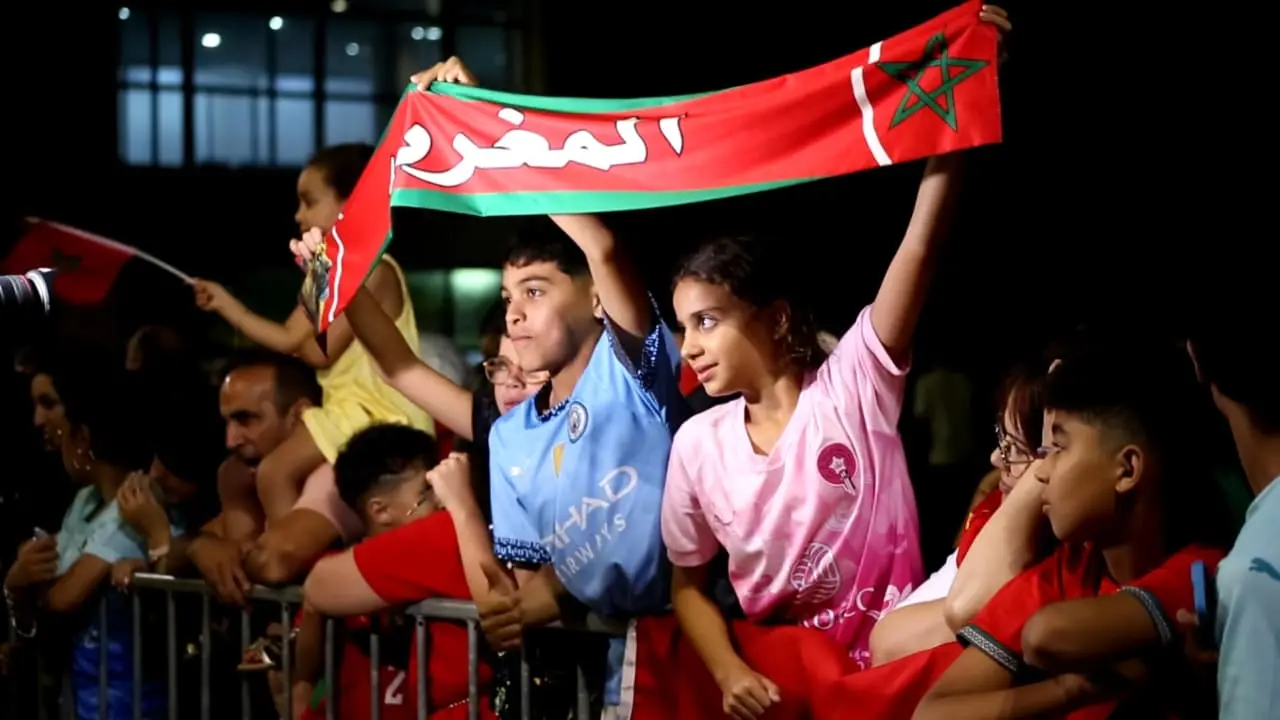 رغم تأخر الرحلة... الجماهير تنتظر الأسود حتى الفجر وتفتخر بمستوى المنتخب في المونديال